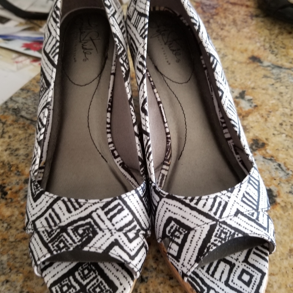 Life Stride black and white cloth wedges